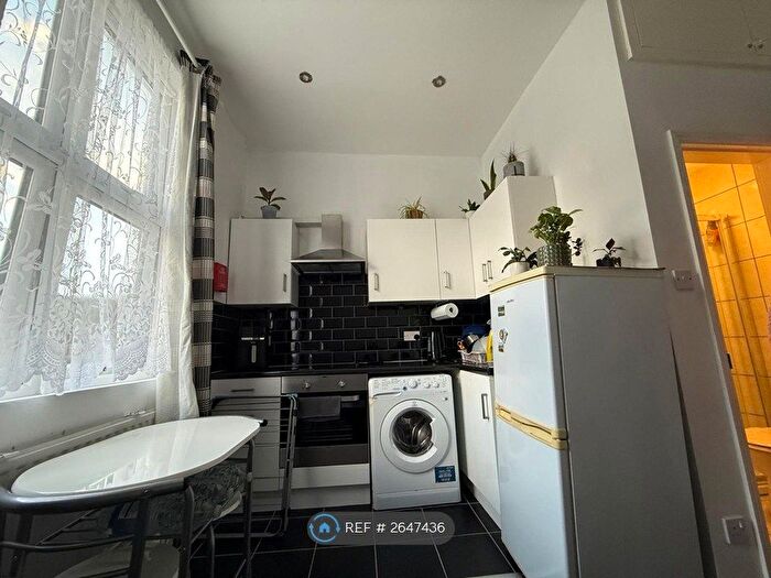 Studio To Rent In Somerfield Road, London, N4