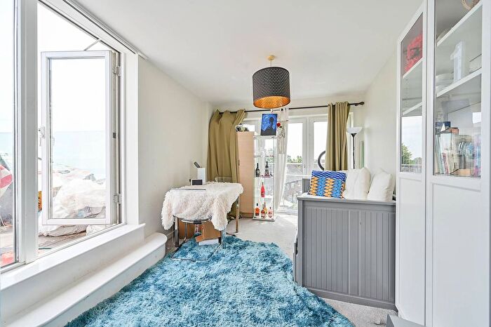 1 Bedroom Flat For Sale In Banstead Court, Shepherd's Bush, London, W12