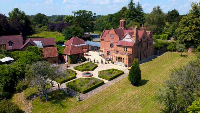 4 Bedroom Manor House To Rent In Bagshot Road, Chobham, GU24