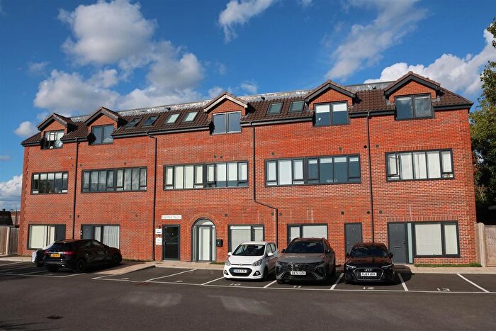 1 Bedroom Flat For Sale In Cleeve Road, Leatherhead, KT22