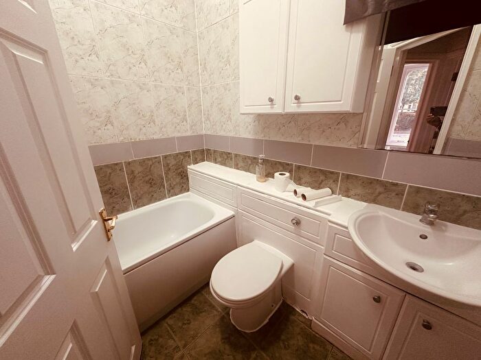 3 Bedroom Flat To Rent In Friern Park, London, N12
