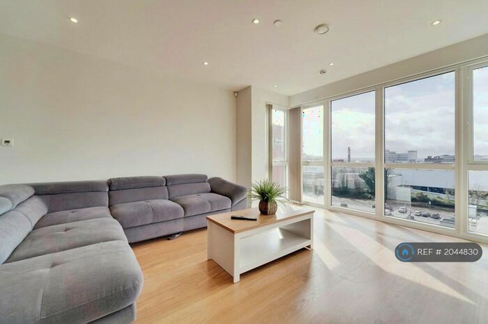 2 Bedroom Flat To Rent In Railway Terrace, Slough, SL2