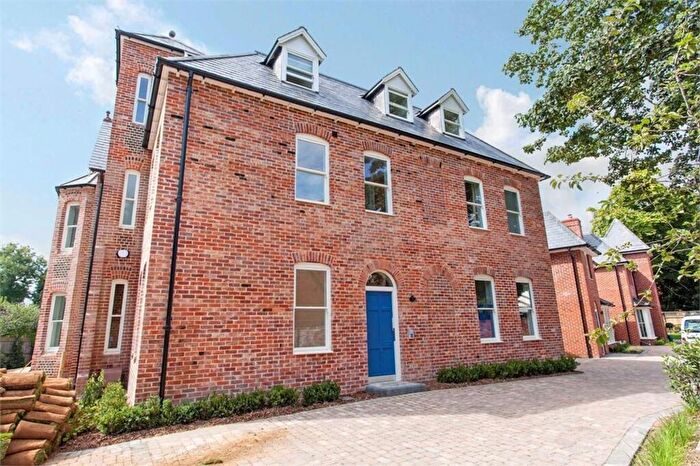 2 Bedroom Flat To Rent In Chestnut Mead, Winchester, SO23