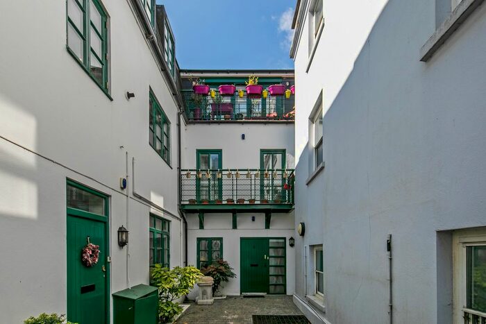 1 Bedroom Flat To Rent In Wessex Court, Upper High Street, Winchester, SO23