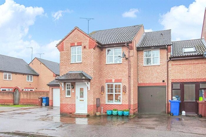 4 Bedroom Link Detached House For Sale In Wellington Avenue, Banbury, OX16