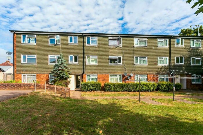 2 Bedroom Flat To Rent In Gullet Wood Road, Watford, Hertfordshire, WD25