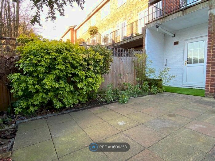 Studio To Rent In Furze Close, Redhill, RH1