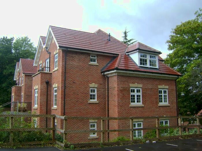 2 Bedroom Flat To Rent In Kings View, Alton, GU34