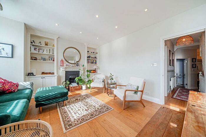3 Bedroom Maisonette For Sale In Charlmont Road, Tooting, London, SW17