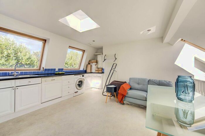 2 Bedroom Flat To Rent In Bronsart Road, Fulham, London, SW6