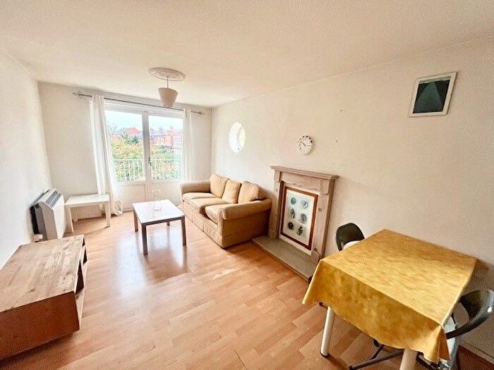 2 Bedroom Flat To Rent In Tonnelier Road, Nottingham, NG7