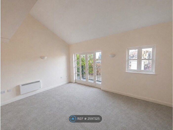 2 Bedroom Flat To Rent In Draymans Court, London, SW9