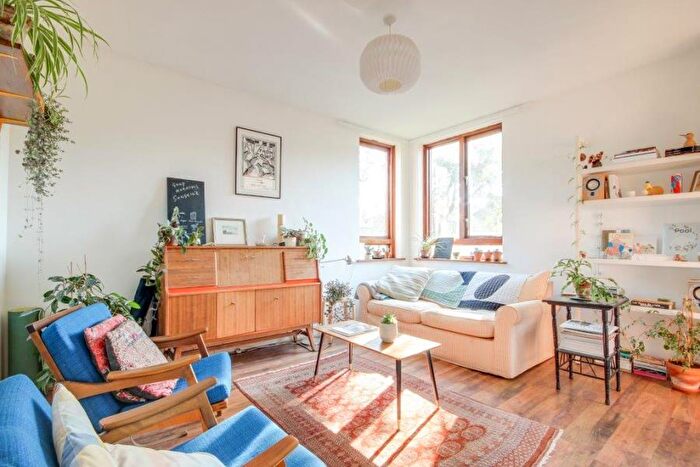 2 Bedroom Flat To Rent In Wrens Park House, Hackney, E5