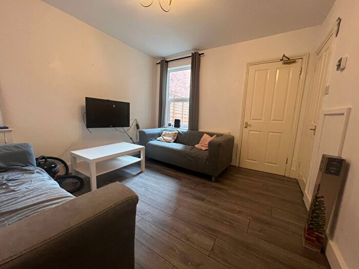 6 Bedroom Terraced House To Rent In Grange Avenue, Reading, RG6