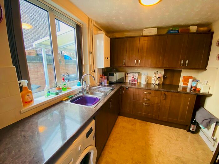 4 Bedroom Semi-Detached House To Rent In Stirling Avenue, Loughborough, LE11