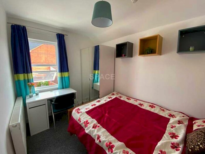 6 Bedroom Terraced House To Rent In Grange Avenue, Reading, Berkshire, RG6