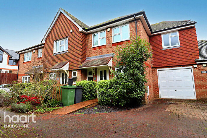 3 Bedroom End Of Terrace House For Sale In Park Way, Maidstone, ME15