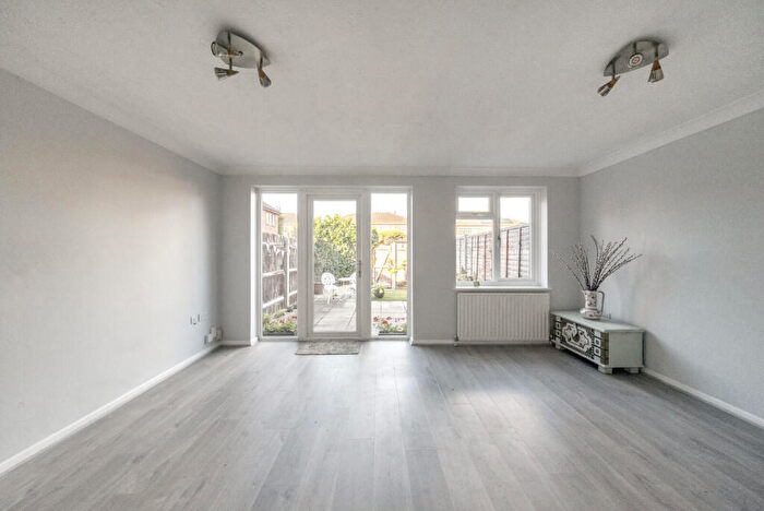 3 Bedroom End Of Terrace House For Sale In Chuters Close, Byfleet, KT14