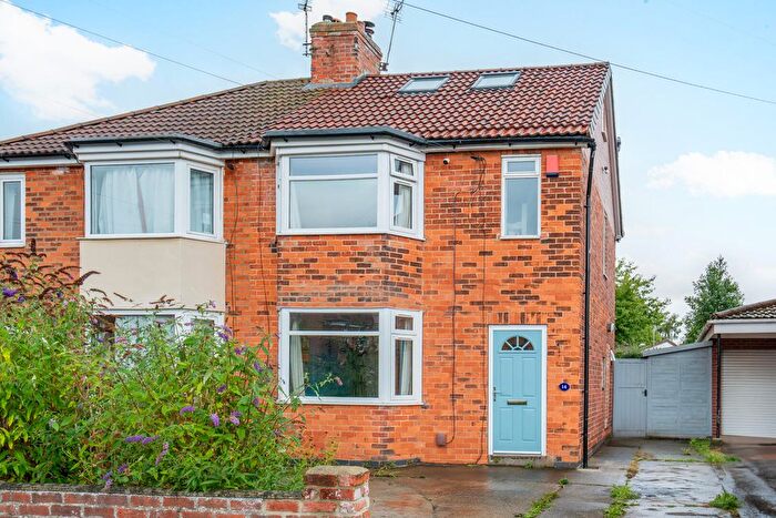 3 Bedroom Semi-Detached House For Sale In Grants Avenue, York, YO10
