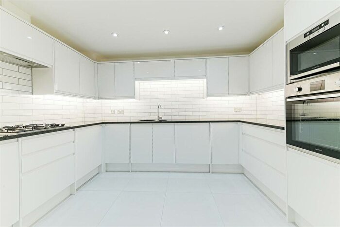 3 Bedroom Apartment To Rent In Wingfield Court, Banstead, SM7
