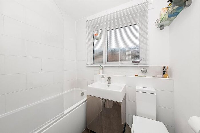 1 Bedroom Flat For Sale In Little Dimocks, London, SW12