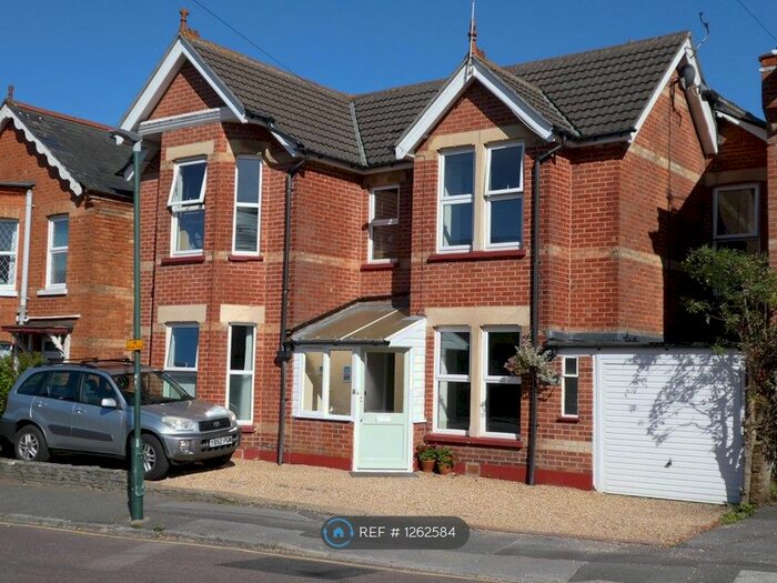 6 Bedroom Detached House To Rent In Waterloo Road, Bournemouth BH9