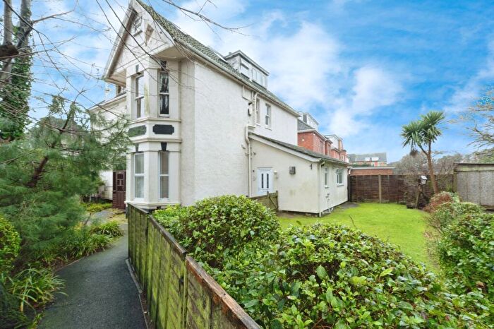 2 Bedroom Flat For Sale In Crabton Close Road, Bournemouth, Dorset, BH5