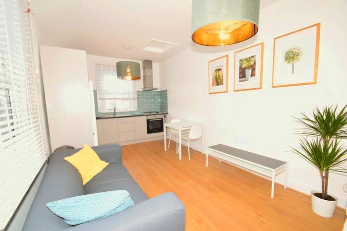 2 Bedroom Flat To Rent In Victory Road Mews, London, SW19