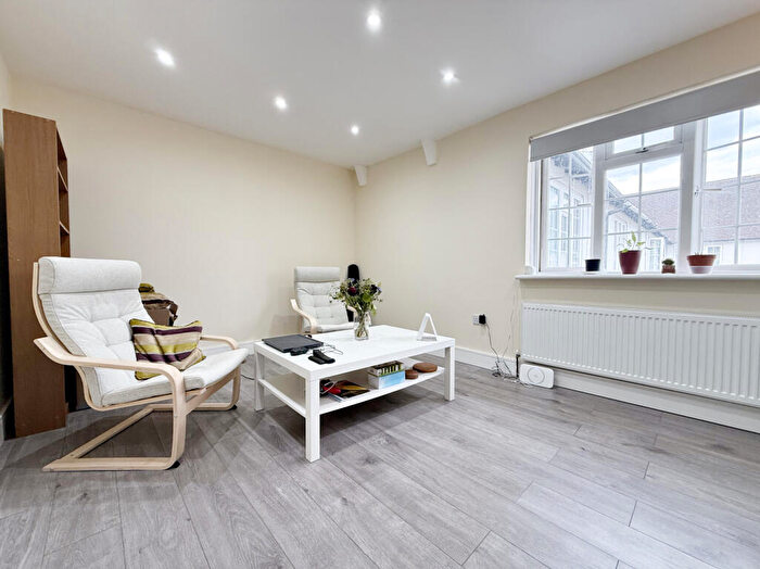 2 Bedroom Flat To Rent In Buckfield Court, Bathurst Walk, Iver, SL0