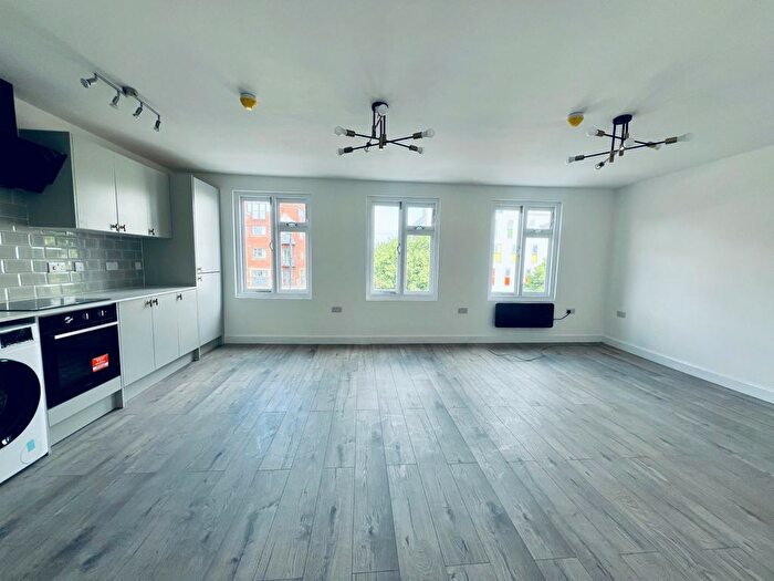 2 Bedroom Flat To Rent In Holloway Road, Holloway, N7