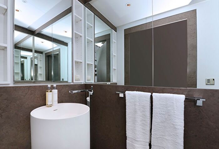 2 Bedroom Flat To Rent In Duke Street, Mayfair, London, W1K