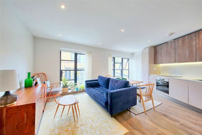 2 Bedroom Flat To Rent In Isis Street, London, SW18