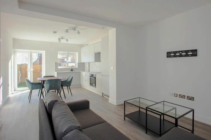 2 Bedroom Flat To Rent In Ml - Perryn Road, London, W3