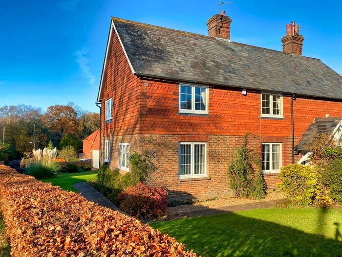 3 Bedroom Semi-Detached House To Rent In Ringles Cross, Uckfield, TN22