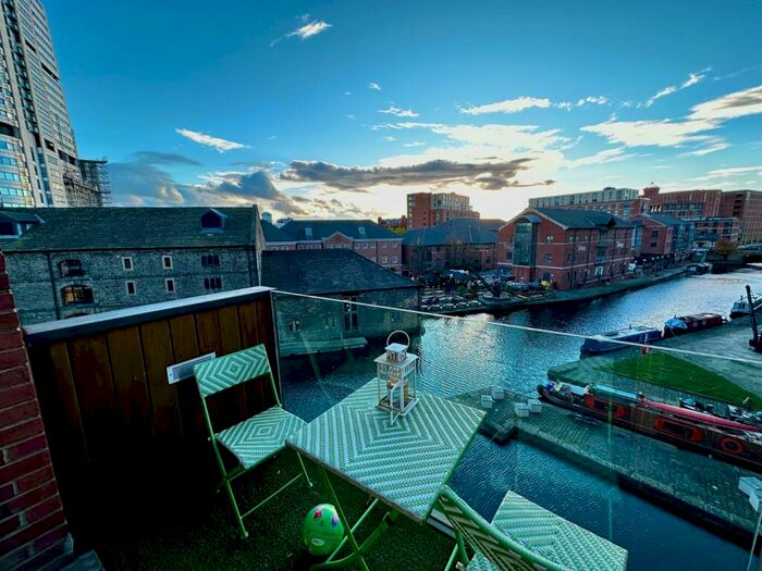 2 Bedroom Flat To Rent In Watermans Place, Wharf Approach, Leeds, West Yorkshire, LS1