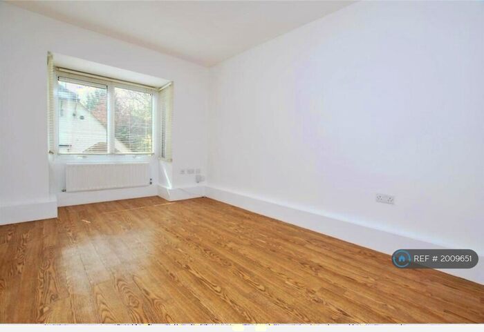 1 Bedroom Flat To Rent In Cross Lanes, Guildford, GU1