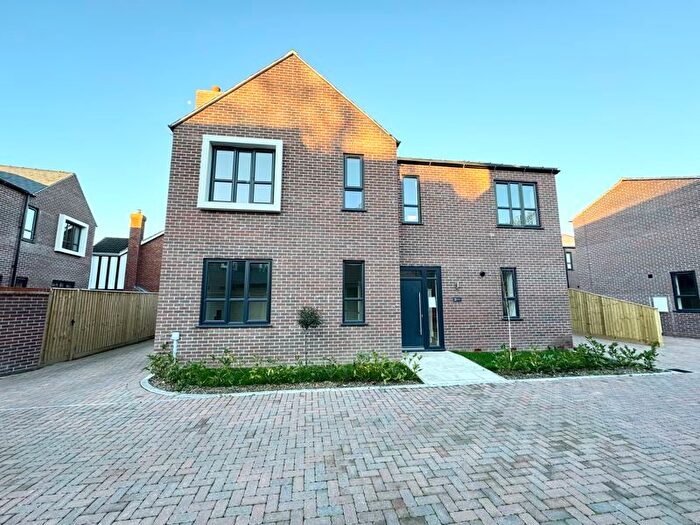 4 Bedroom Detached House To Rent In The Glade College Street, Grimsby, DN34