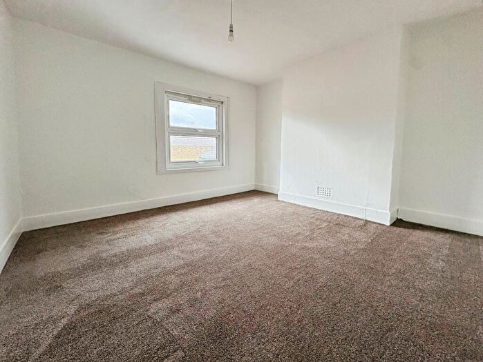 3 Bedroom Flat To Rent In Burnt Ash Hill Lee, SE12