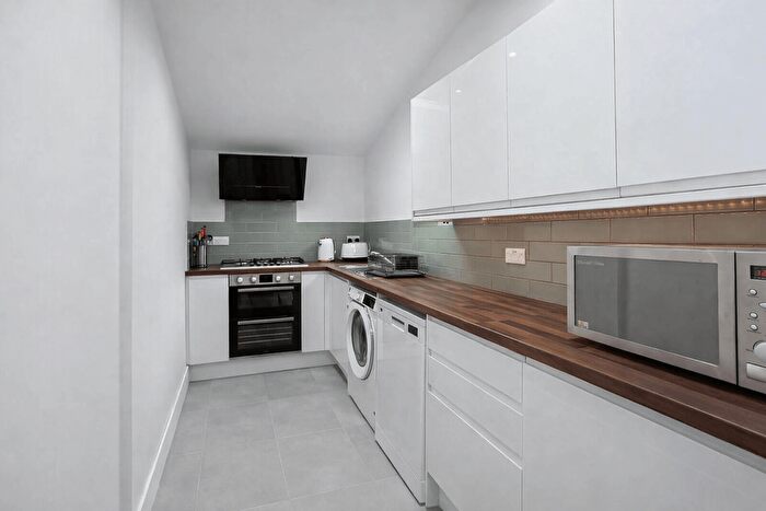 2 Bedroom Flat To Rent In Osprey Heights, SW11