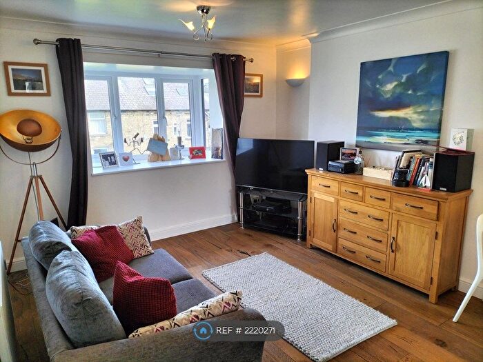 2 Bedroom Flat To Rent In Laurel Mount, Holywell Green, Halifax, HX4