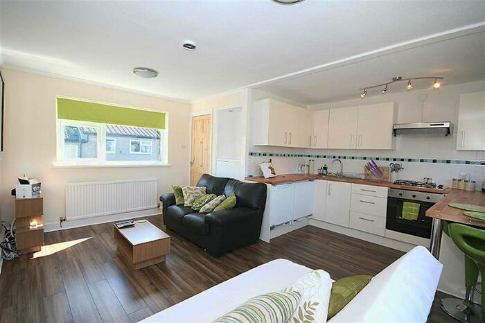 1 Bedroom Flat To Rent In Holtdale Grove, Leeds LS16