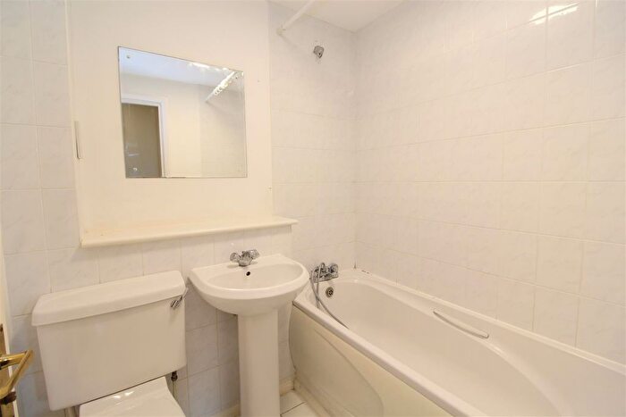 2 Bedroom Flat To Rent In Dexter Close, St Albans, AL1