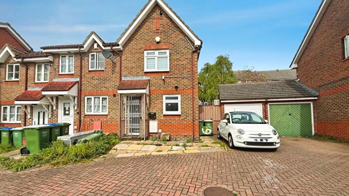 2 Bedroom End Of Terrace House For Sale In Chart Hills Close, London, SE28