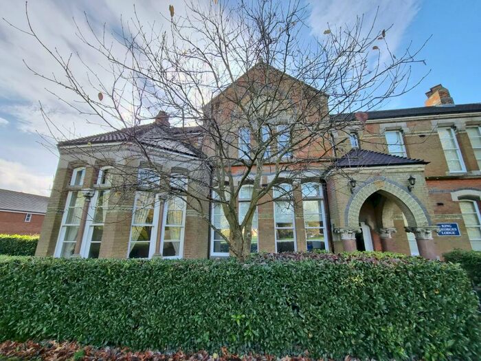 3 Bedroom Ground Flat To Rent In Monro Drive, Guildford, GU2