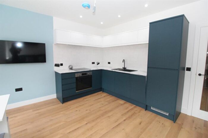 2 Bedroom Flat To Rent In Kimberley Road, Penylan, Cardiff, CF23