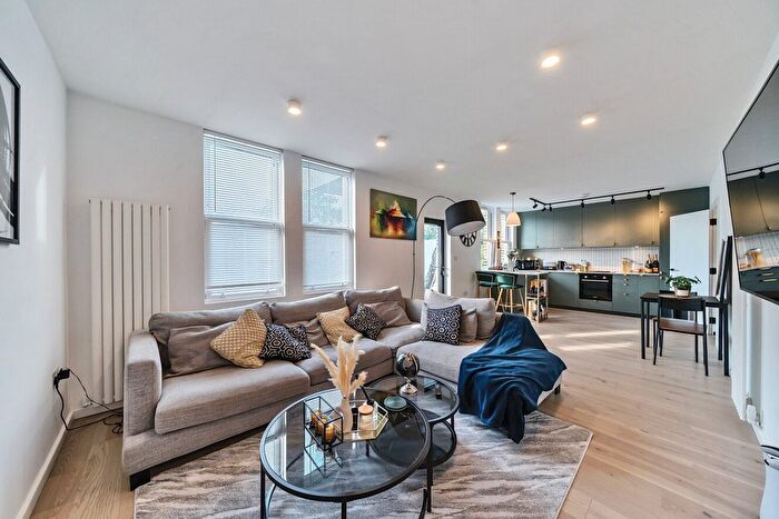 2 Bedroom Flat For Sale In Ravenscroft Road, Beckenham, BR3