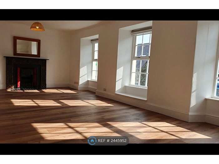 3 Bedroom Maisonette To Rent In Melrose House, Newport, SA42