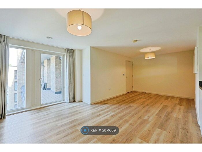 3 Bedroom Flat To Rent In Farm Lane, London, SW6