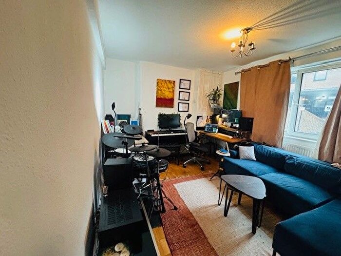 1 Bedroom Flat To Rent In Barwell House, Menotti Street, Bethnal Green, E2