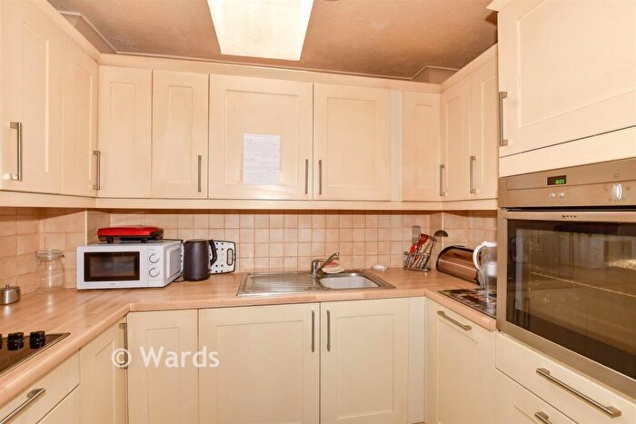 1 Bedroom Flat For Sale In Middle Row, Faversham, Kent, ME13